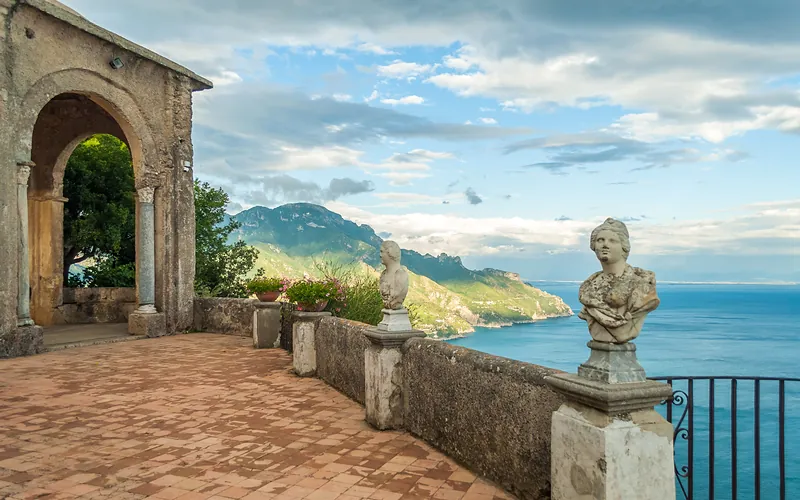 La Terrazza dell'Infinito di Villa Cimbrone a Ravello, sopra la Costiera Amalfitana