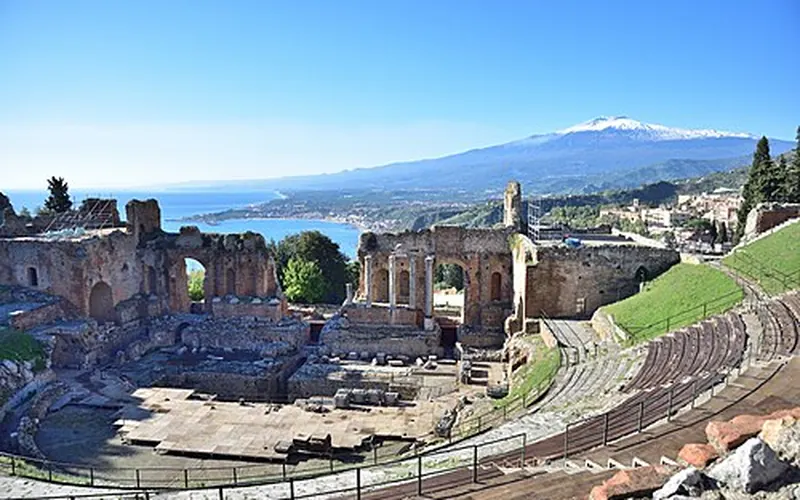 Il Teatro Antico di Taormina con l'Etna