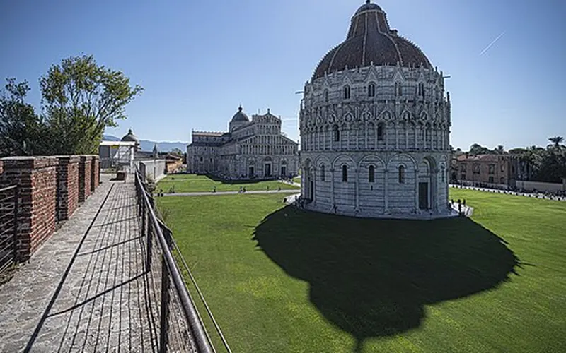 The walkway on the walls of Pisa and the Baptistery