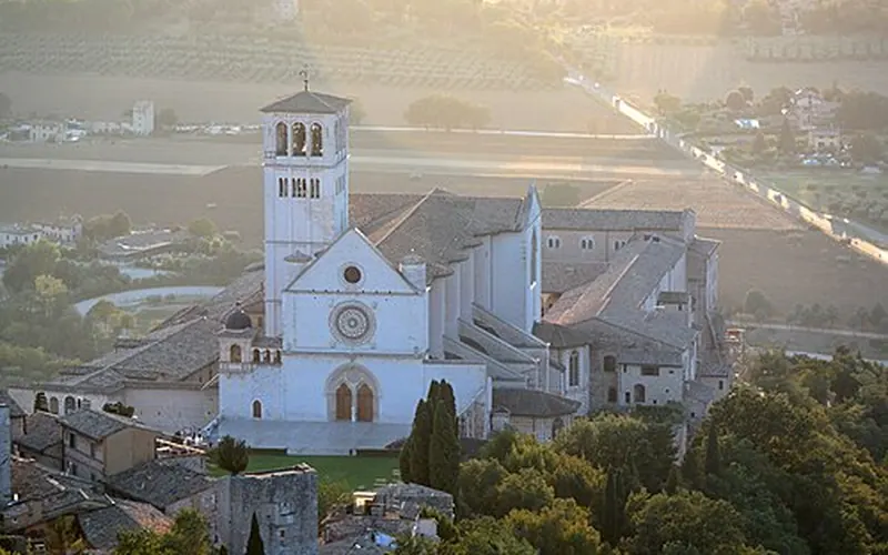 La Basilica di San Francesco e la valle dalla Rocca Maggiore, Assisi