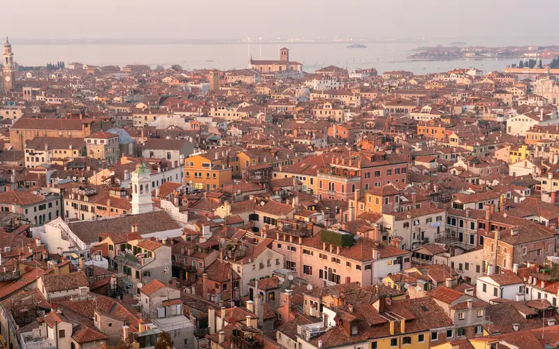Venezia dall'alto, tetti e laguna al tramonto