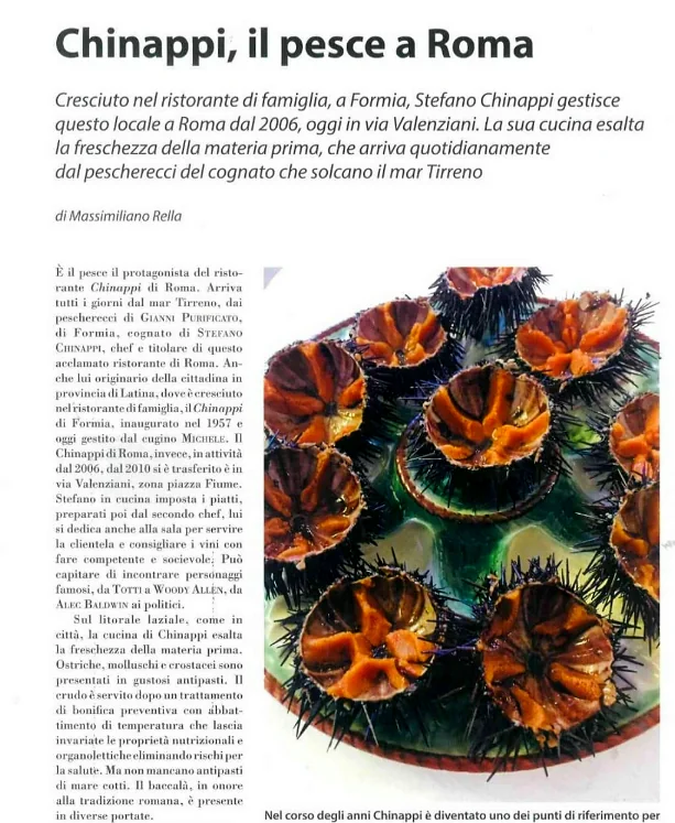 Pagina di una rivista, «Chinappi, il pesce a Roma», con un piatto di ricci di mare
