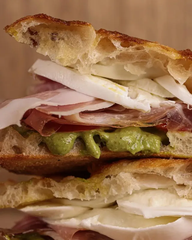 Focaccia farcita con prosciutto, mozzarella e crema di pesto