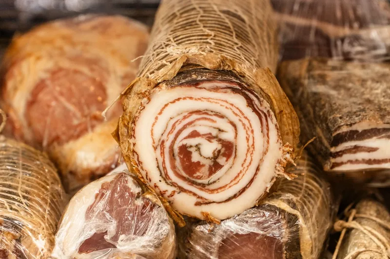 Guanciali e salumi artigianali stagionati
