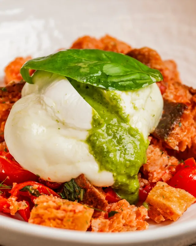 Mozzarella di bufala con pesto su pane e pomodoro