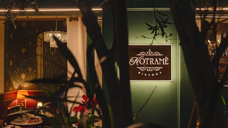 L'insegna di Notramè Bistrot la sera