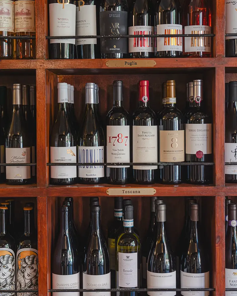Gli scaffali dei vini di Notramè, ordinati per regione
